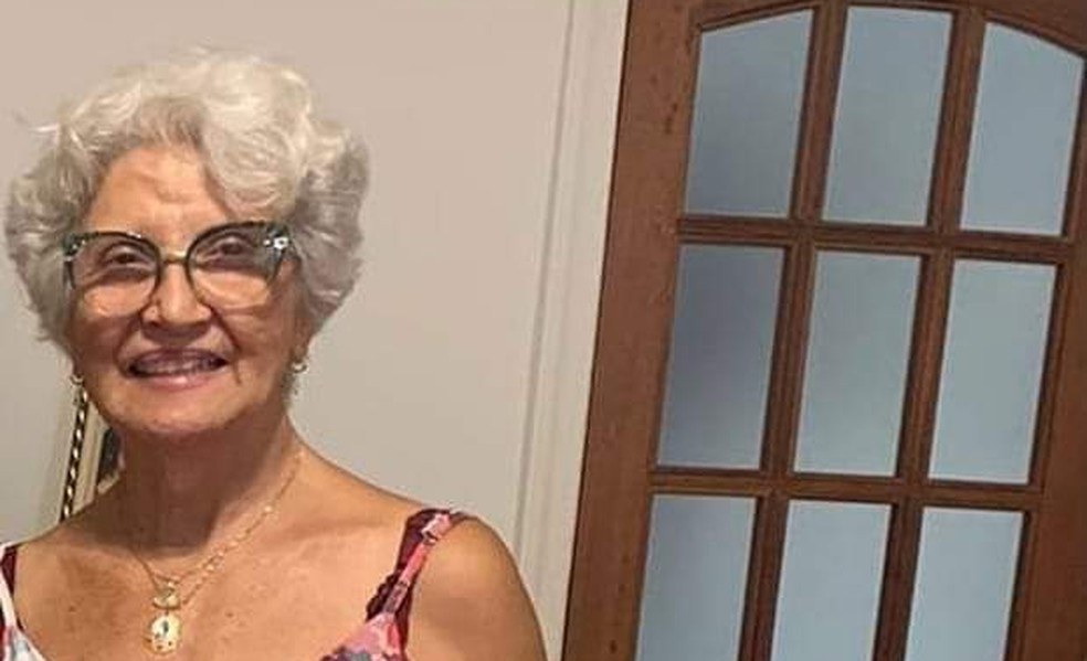 Alair Barbosa, de 72 anos, caminhava quando foi abordada por um criminoso &mdash; Foto: Reprodu&ccedil;&atilde;o