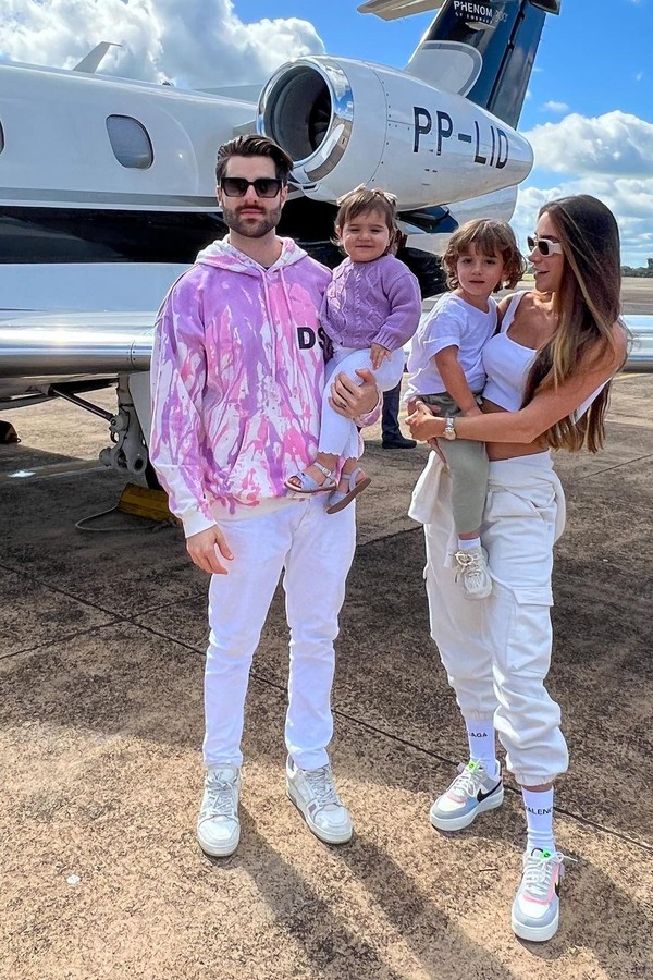 Alok com a esposa Romana Novais e os filhos Ravi e Raika (Foto: Instagram/Reprodução)