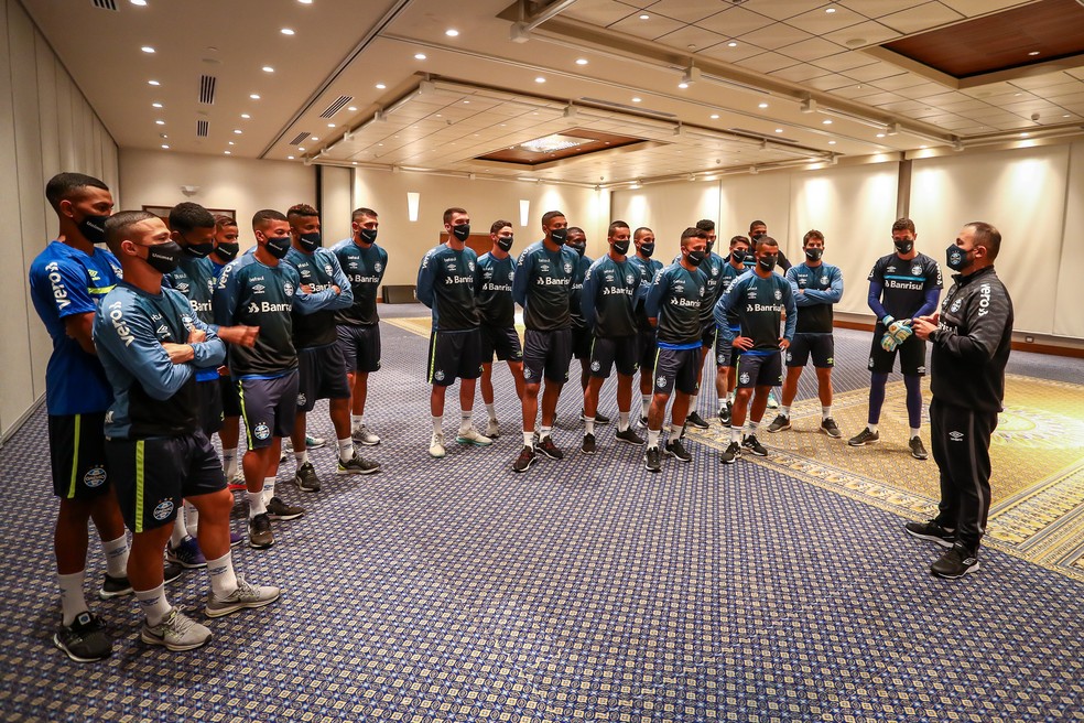 Elenco do Grêmio conversa com Carlos Amodeo no Equador — Foto: Lucas Uebel/Grêmio