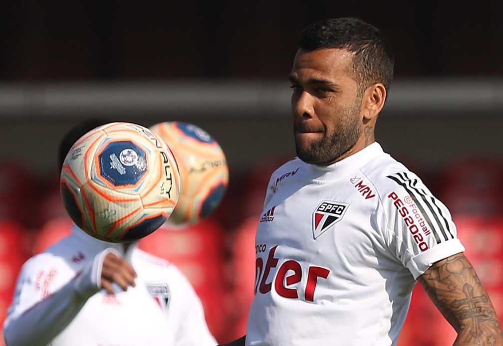 SPNet - Em ano artilheiro, Daniel Alves reforça imagem de ...