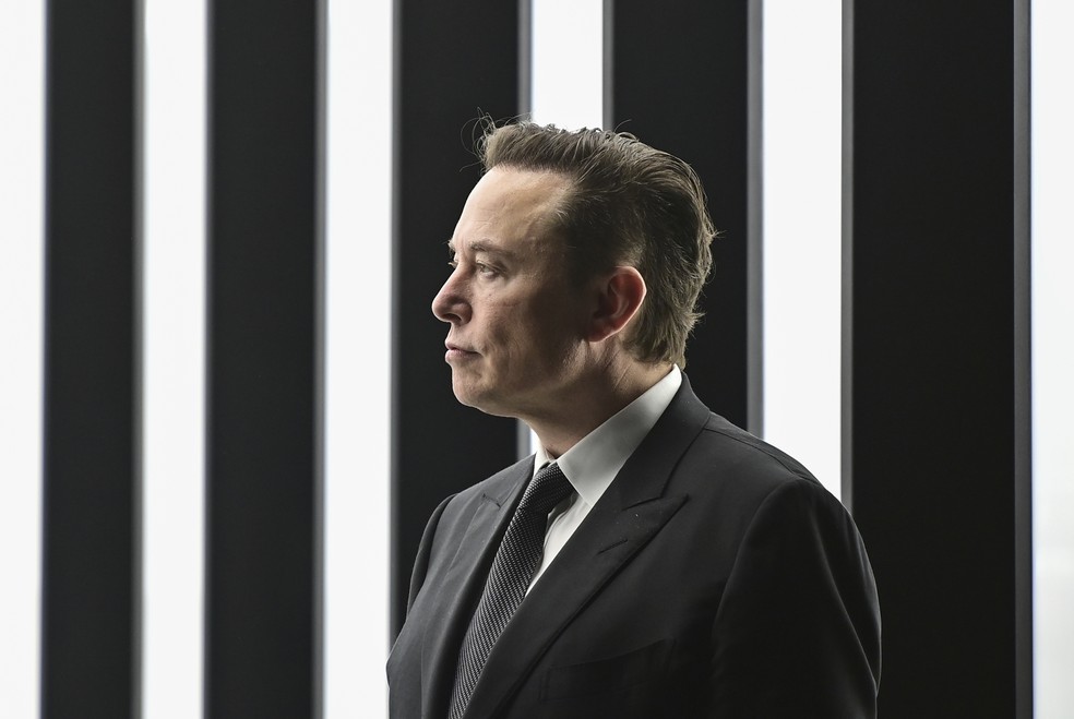 Elon Musk, empresário e milionário, em foto na fábrica da empresa Tesla na Alemanha — Foto: Patrick Pleul/Divulgação via AP/Arquivo