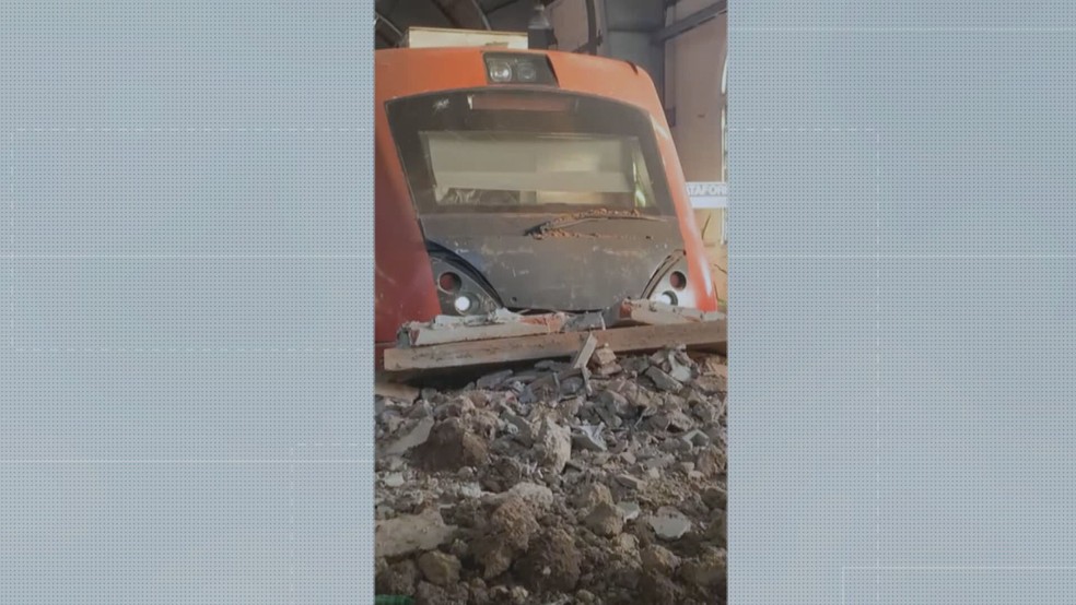 Frente do trem após colisão com barreira de proteção na estação Júlio Prestes, da Linha 8-Diamante — Foto: Reprodução/TV Globo