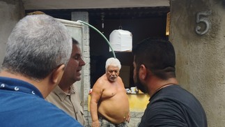 O prefeito Eduardo Paes foi ao local do rompimento de uma adutora no bairro de Santíssimo , Zona Oeste do Rio, visitar os moradores e ver os estragos causados