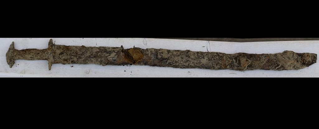 Espada viking foi encontrada por criança (Foto: Divulgação/ Jönköpings Läns Museum)