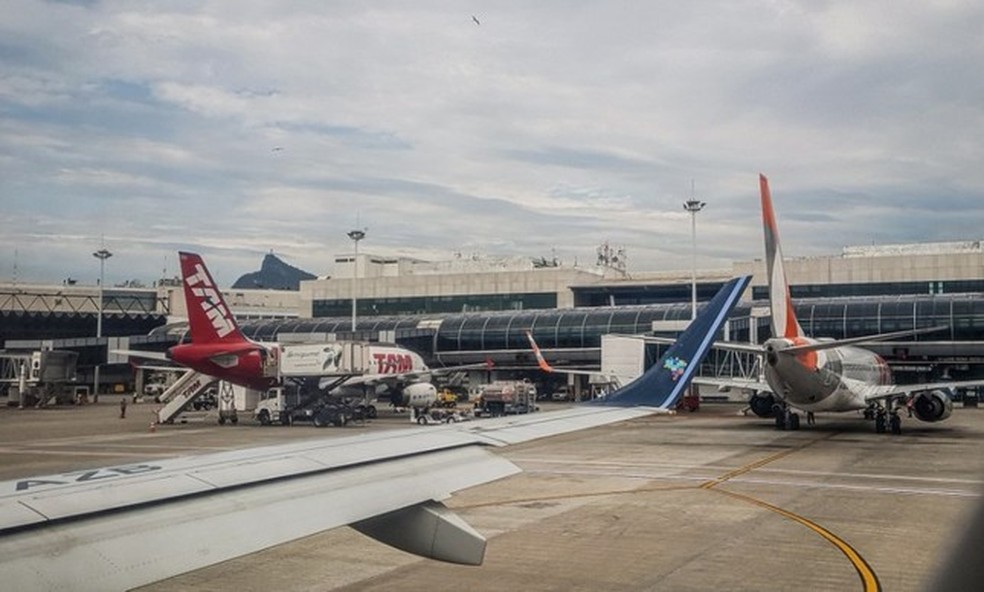 Aeroporto Santos Dumont: passagens aéreas podem cair com redução no preço do combustível de aviação  — Foto:         