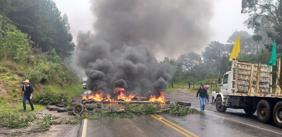 Motoristas bloqueiam parte de rodovia em Bituruna, em protesto ao resultados do 2° turno das eleições — Foto: Sailon Roberto/Rádio 91 FM