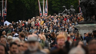 Pessoas se reúnem no Queen Victoria Memorial, em frente ao Palácio de Buckingham, em Londres — Foto: Daniel LEAL / AFP