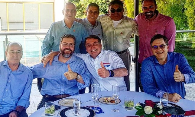 O Presidente Jair Bolsonaro, seu filho Eduardo Bolsonaro e ministros do governo em almoço com o embaixador dos EUA, Todd Chapman 