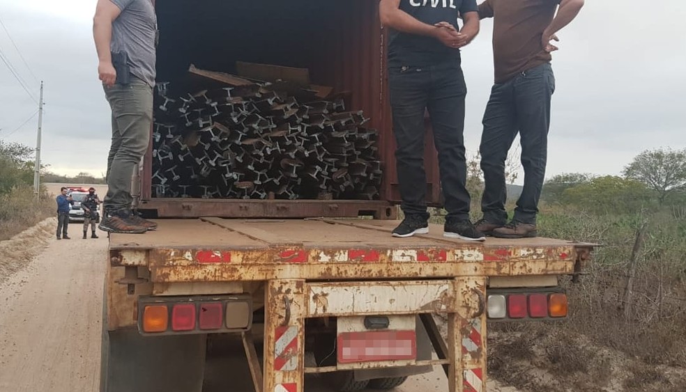 Grupo jÃ¡ estava com trilhos em caminhÃ£o para serem repassados a receptador â Foto: DivulgaÃ§Ã£o/PolÃ­cia Civil