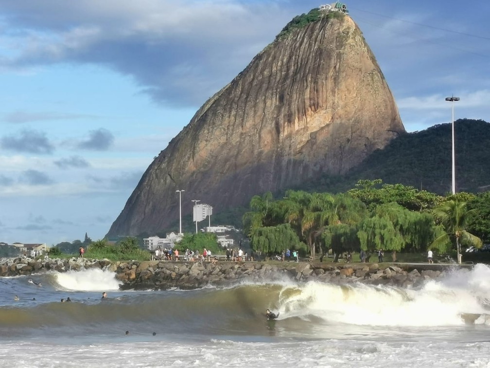 Surfistas aproveitam ondas no Rio — Foto: Marcos Serra Lima/G1