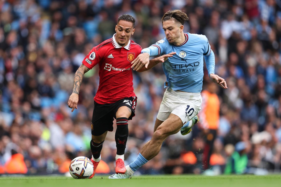 Antony e Jack Grealish em ação em Manchester City x Manchester United, em outubro de 2022 — Foto: Getty Images
