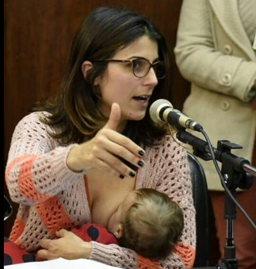Manuela D'Avila, deputada do estado do RS, amamentou sua filha durante uma sessão (Foto: Reprodução / Facebook)