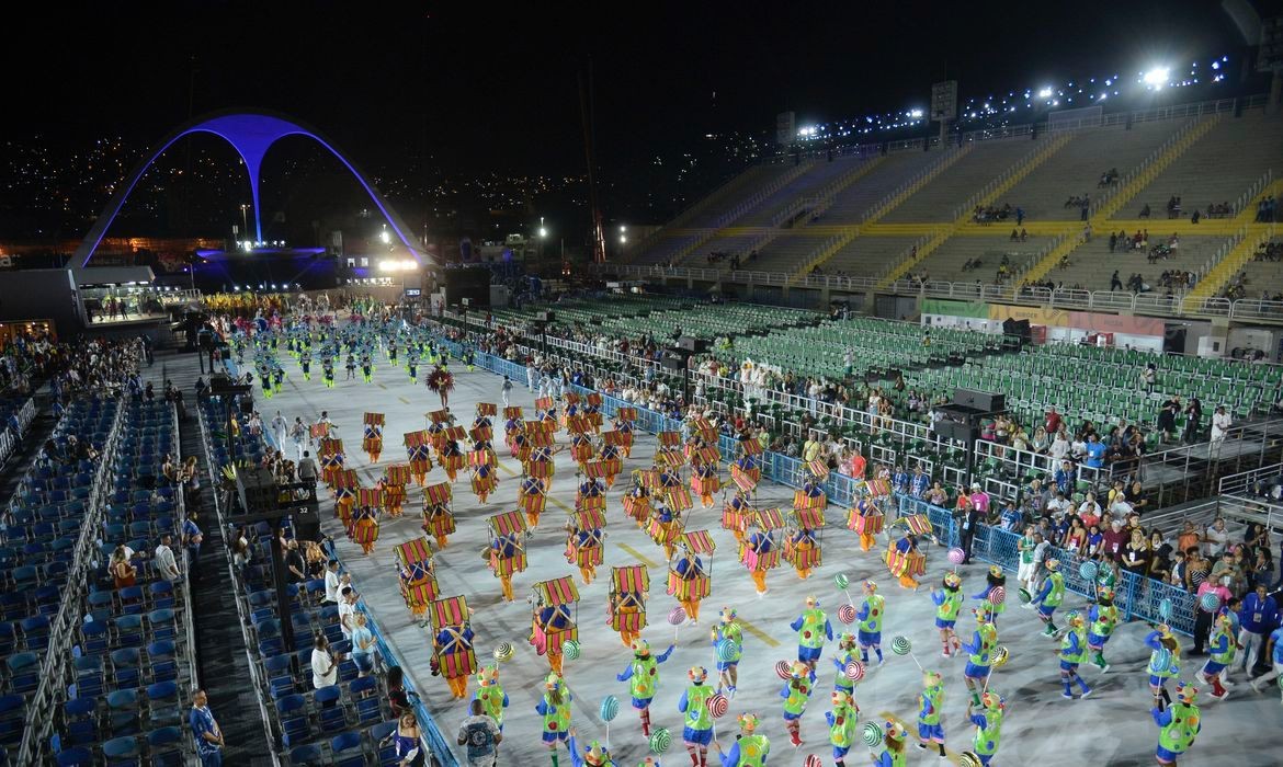 Em Cima da Hora abriu os desfiles da Série Ouro do carnaval 2022 na Sapucaí (Foto: Tomaz Silva/Agência Brasil)