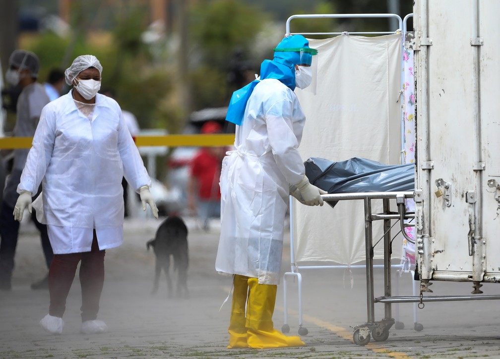Funcionário da Saúde transporta corpo de uma vítima do coronavírus em Manaus, Amazonas, na tarde desta sexta-feira (17) — Foto: REUTERS/Bruno Kelly