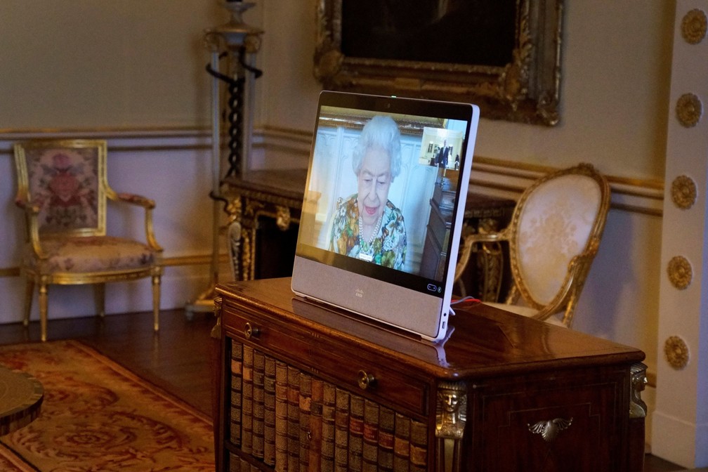 Rainha Elizabeth II realizou conferência no palácio de Buckingham nesta terça-feira (15) — Foto: Victoria Jones/via REUTERS