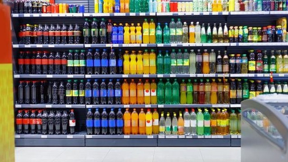 Bebidas de fruta, refrigerantes e outros produtos semelhantes são o que têm mais aditivos, de acordo com o estudo — Foto: Getty Images via BBC