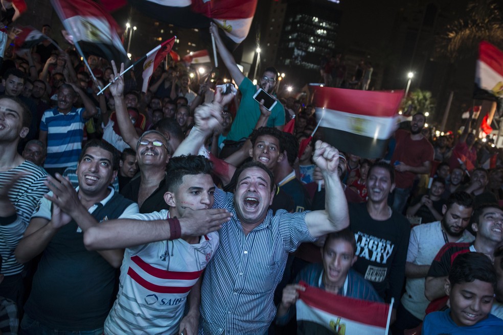 Povo foi à loucura nas ruas da capital Cairo (Foto: EFE)