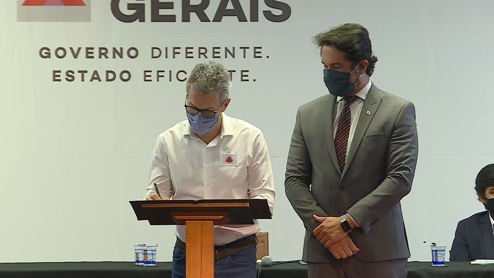 Zema assinando decreto nesta quinta-feira (10) — Foto: Reprodução/TV Globo 