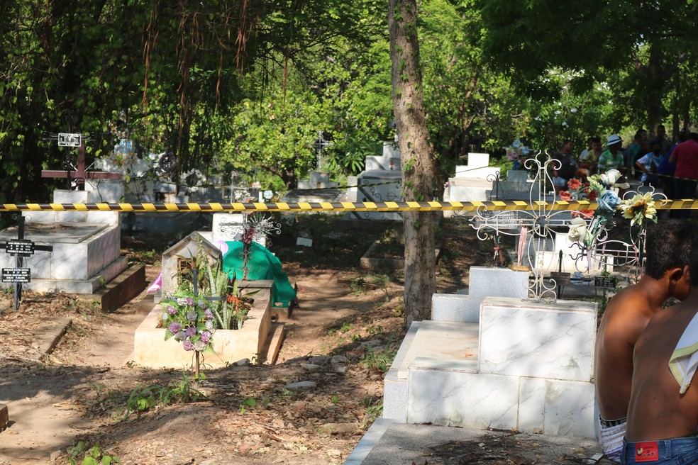 Pedreiro é encontrado morto em cima de túmulo em cemitério na Zona Norte de Teresina   — Foto: Lívia Ferreira/g1 PI