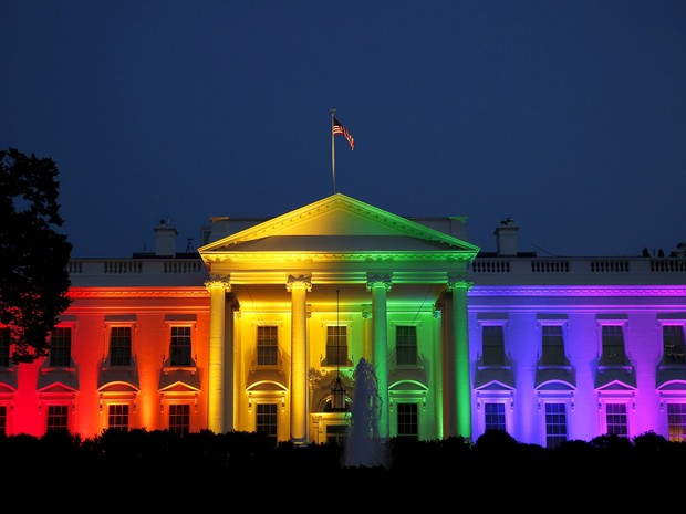 Casa Branca é iluminada para celebrar legalização do casamento gay (Foto: REUTERS/Gary Cameron)