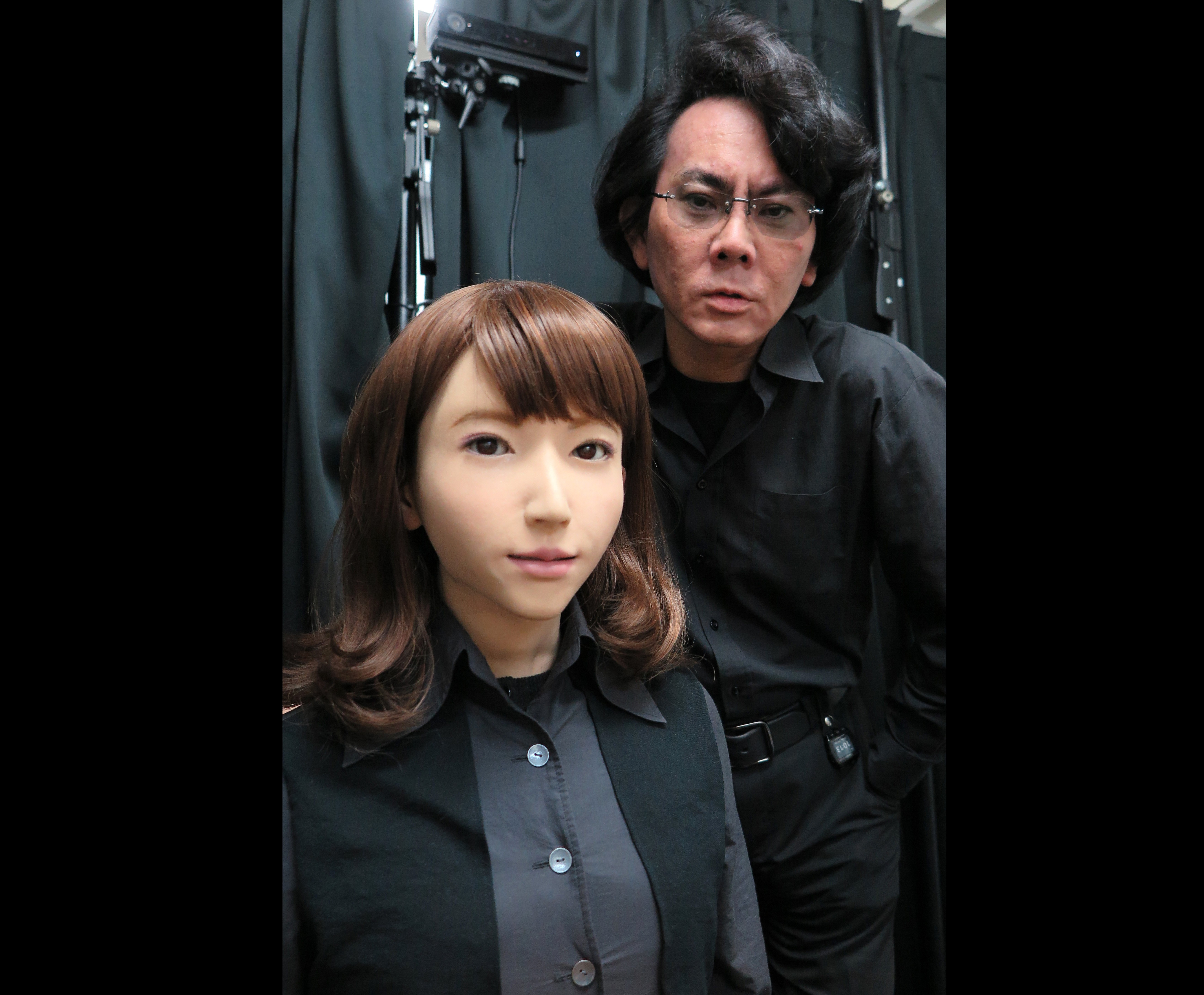 O cientista japonês Hiroshi Ishiguro e a robô Erica (Foto: Getty Images)