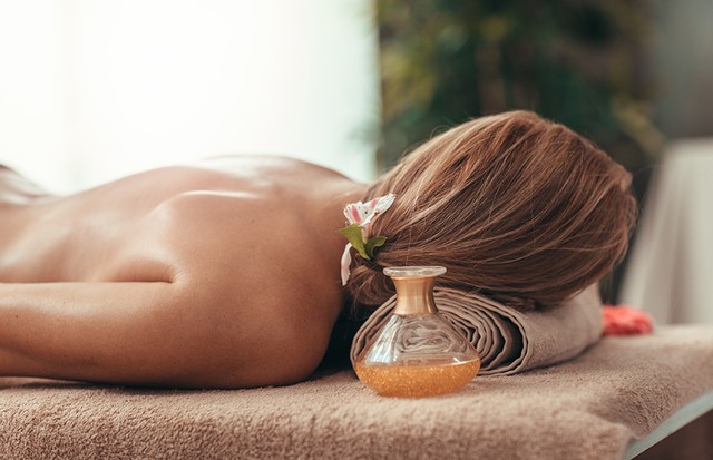 Woman relaxing during golden massage at the spa. (Foto: Getty Images)