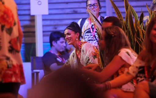 Bruna Marquezine se diverte no Camarote Expresso 2222 em Salvador