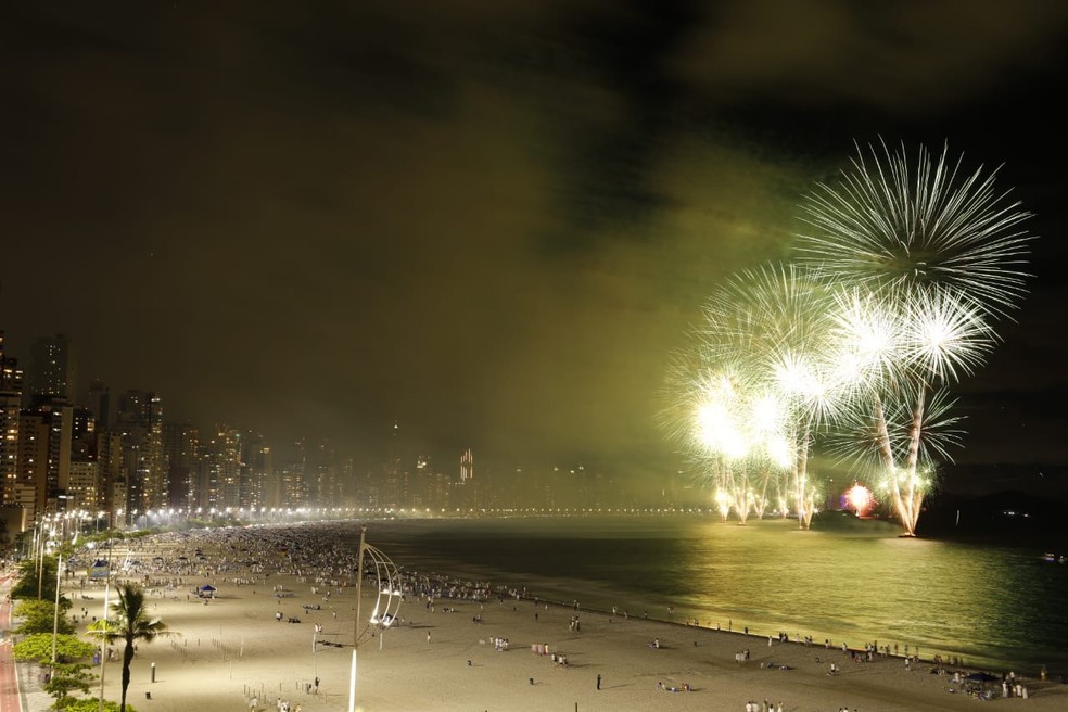 Show de fogos na Praia Central de Balneário Camboriú — Foto: Patrick Rodrigues/NSC