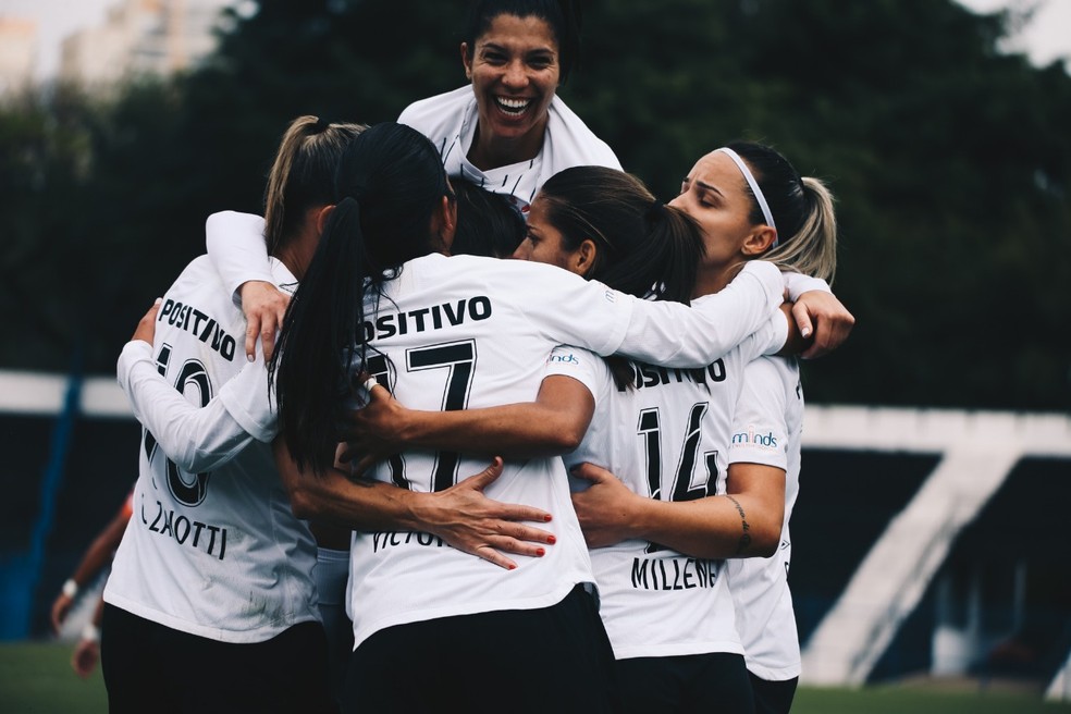 Jogadoras do Corinthians comemoram um dos gols contra a FerroviÃ¡ria â Foto: Bruno Teixeira