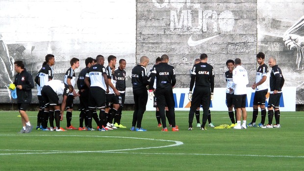 jogadores no treino do Corinthians (Foto: Rodrigo Faber)