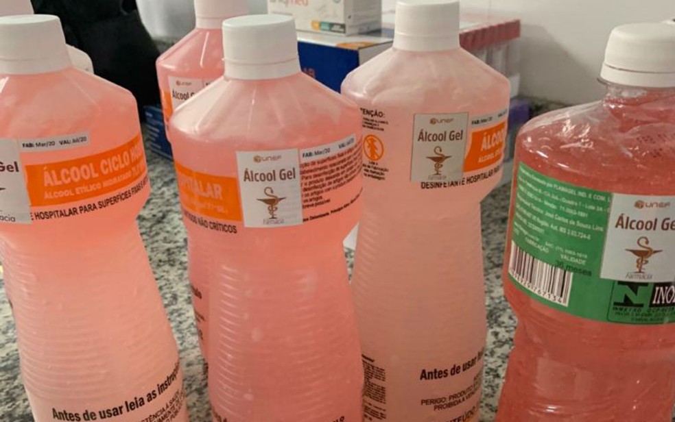 Estudantes universitários em Feira de Santana produzem álcool gel — Foto: Arquivo pessoal