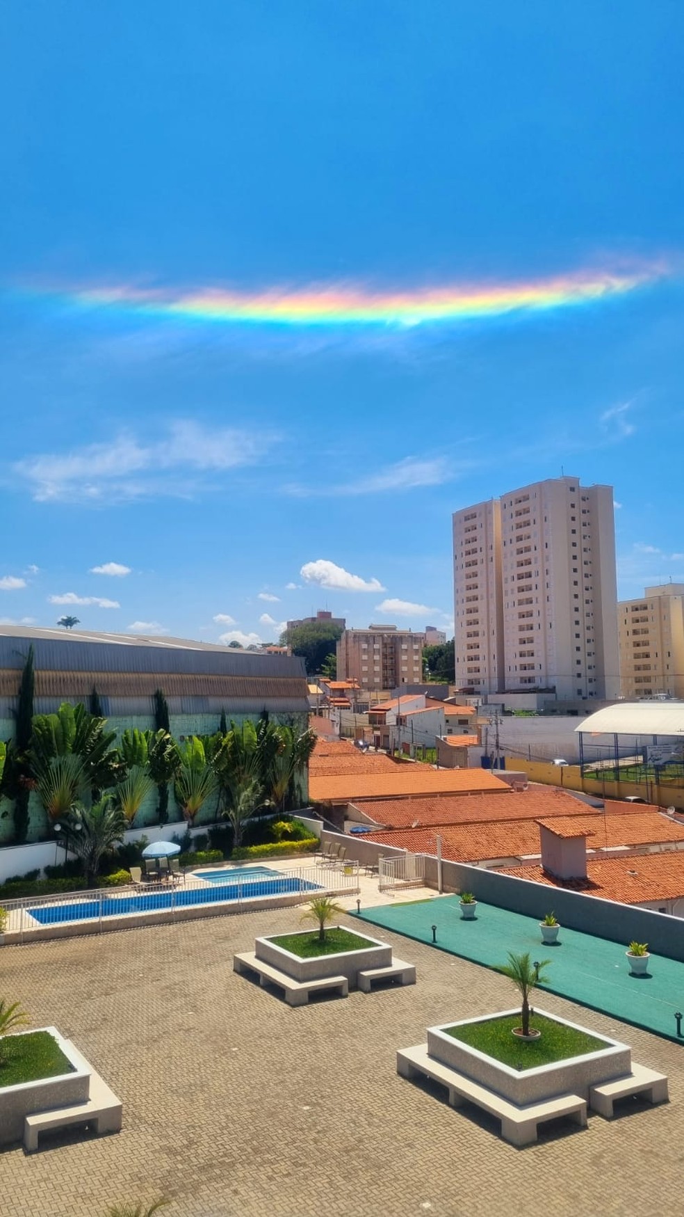 Nuvem colorida é um fenômeno óptico da difração da luz solar sobre as nuvens cirrus em altitude — Foto: Arquivo Pessoal/Fernando Negrão Duarte