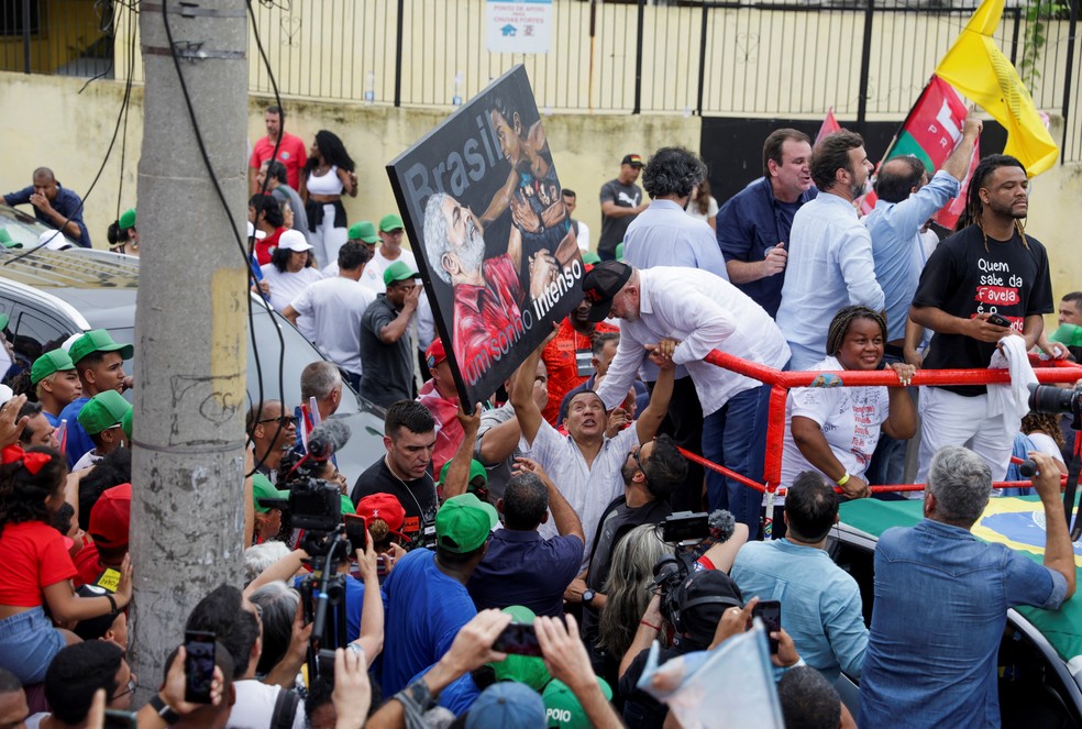 Lula durante campanha no Complexo do Alemão — Foto: Pilar Olivares/Reuters