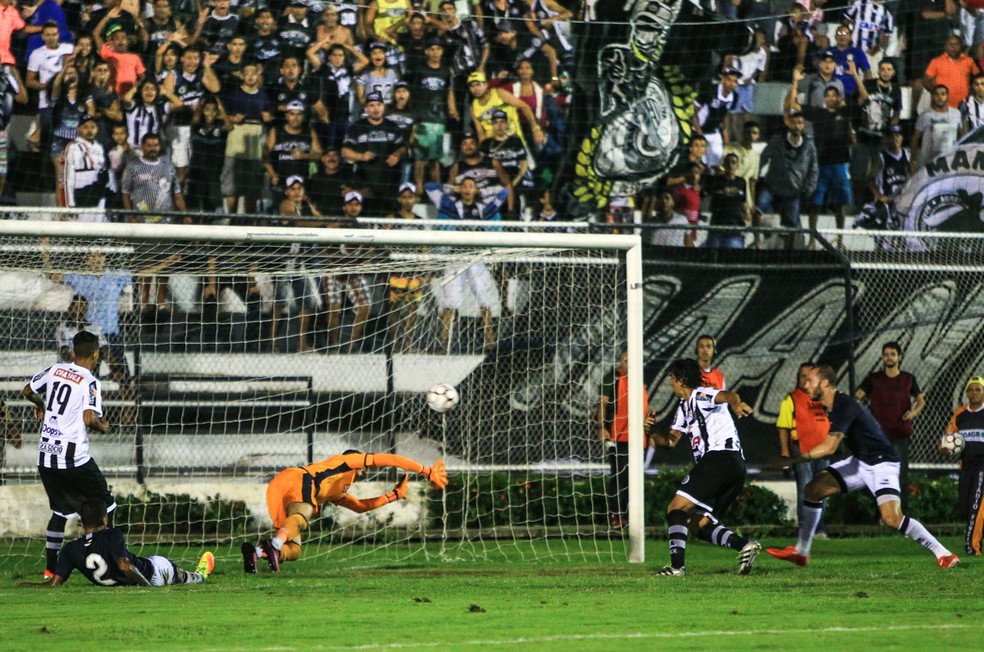 Leandro Kível faza o gol da viória aos 13 do segundo tempo (Foto: Ailton Cruz / Gazeta de Alagoas)