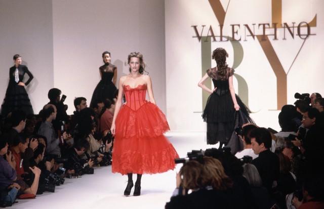 Models on the catwalk during a showing of Valentino's autumn collection in Paris. (Photo by �� Vittoriano Rastelli/CORBIS/Corbis via Getty Images) (Foto: Corbis via Getty Images)
