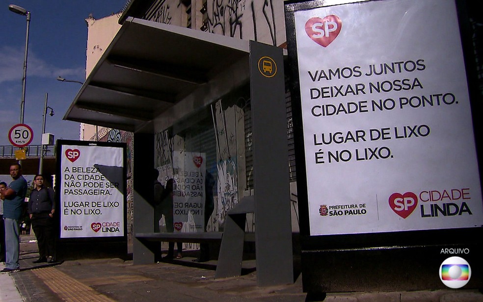 Cartazes com o símbolo do programa Cidade Linda em ponto de ônibus de São Paulo (Foto: TV Globo/Reprodução)