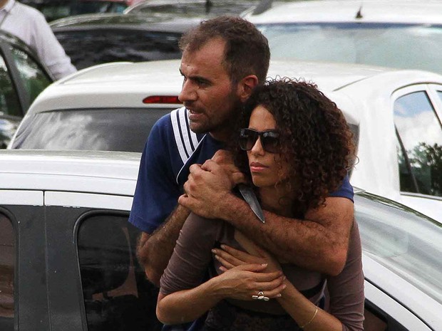 Refém é ameaçada com faca no pescoço por sequestrador (Foto: Vianey Bentes/TV Globo)
