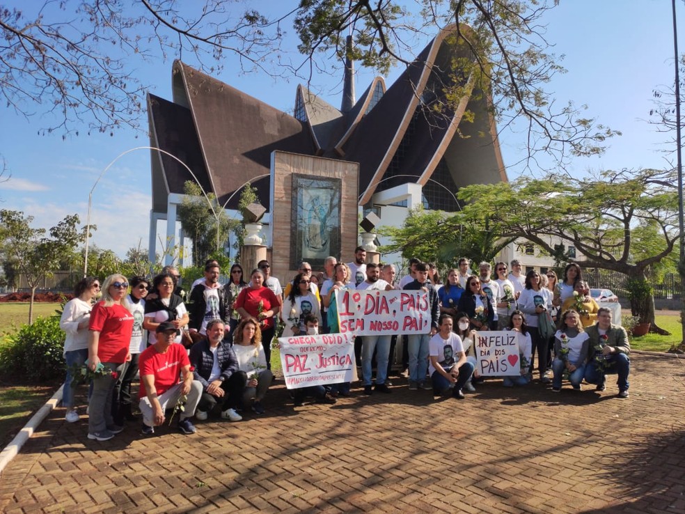 Ato pela paz no Dia dos Pais em mem&oacute;ria de petista morto a tiros em Foz do Igua&ccedil;u &mdash; Foto: Giovani Zanardi/RPC Foz do Igua&ccedil;u 
