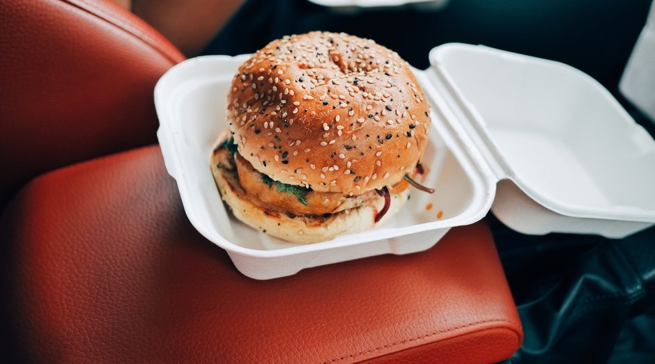 Hambúrguer: maior demanda por entrega de comida traz oportunidades para quem precisa de renda  (Foto: Oliur/Unsplash)