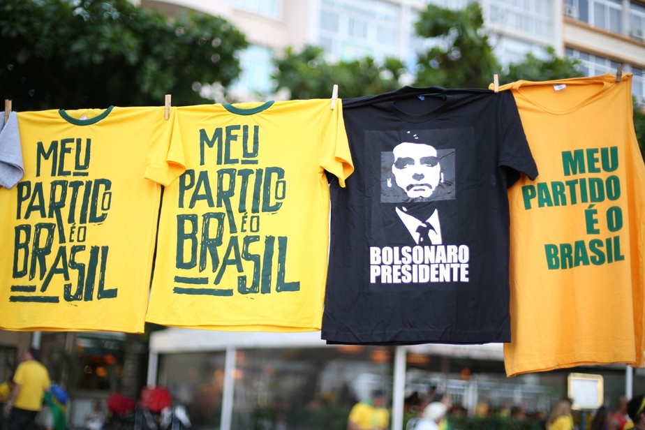 Camisetas bolsonaristas à venda na Praia de Copacabana no 7 de Setembro