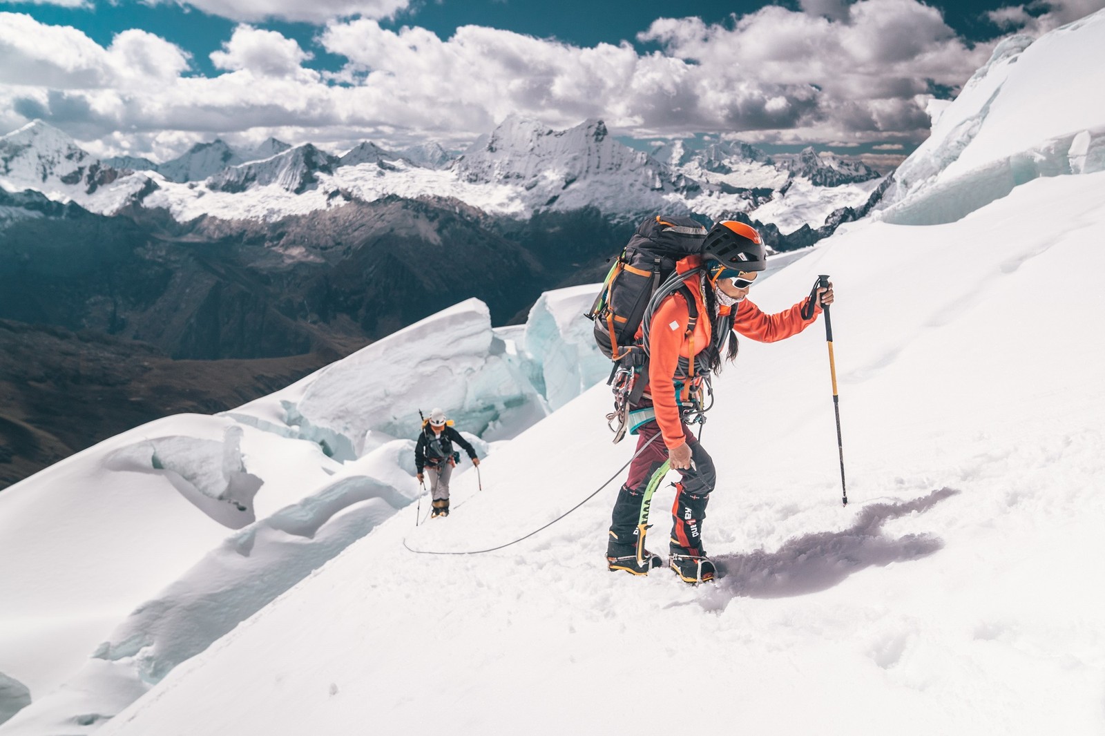 Em uma das expedições, um dos montanhistas - Edson Vandeira - chegou a se ferir após ser atingido com um grande pedaço de gelo em suas costelas — Foto: Divulgação/History
