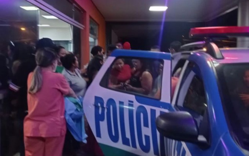 Momento em que adolescente chega a maternidade, ser socorrida por policiais militares e dar à luz dentro de viatura em Goiânia — Foto: Reprodução/TV Anhanguera