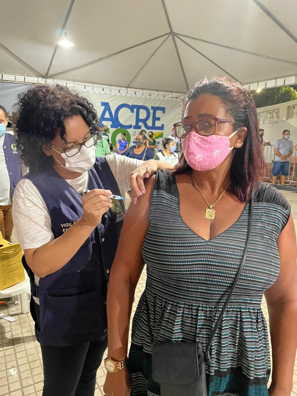 Artesã Cesarina Pereira aproveitou o mutirão para se imunizar contra a doença — Foto: Ana Paula Xavier/Rede Amazônica Acre