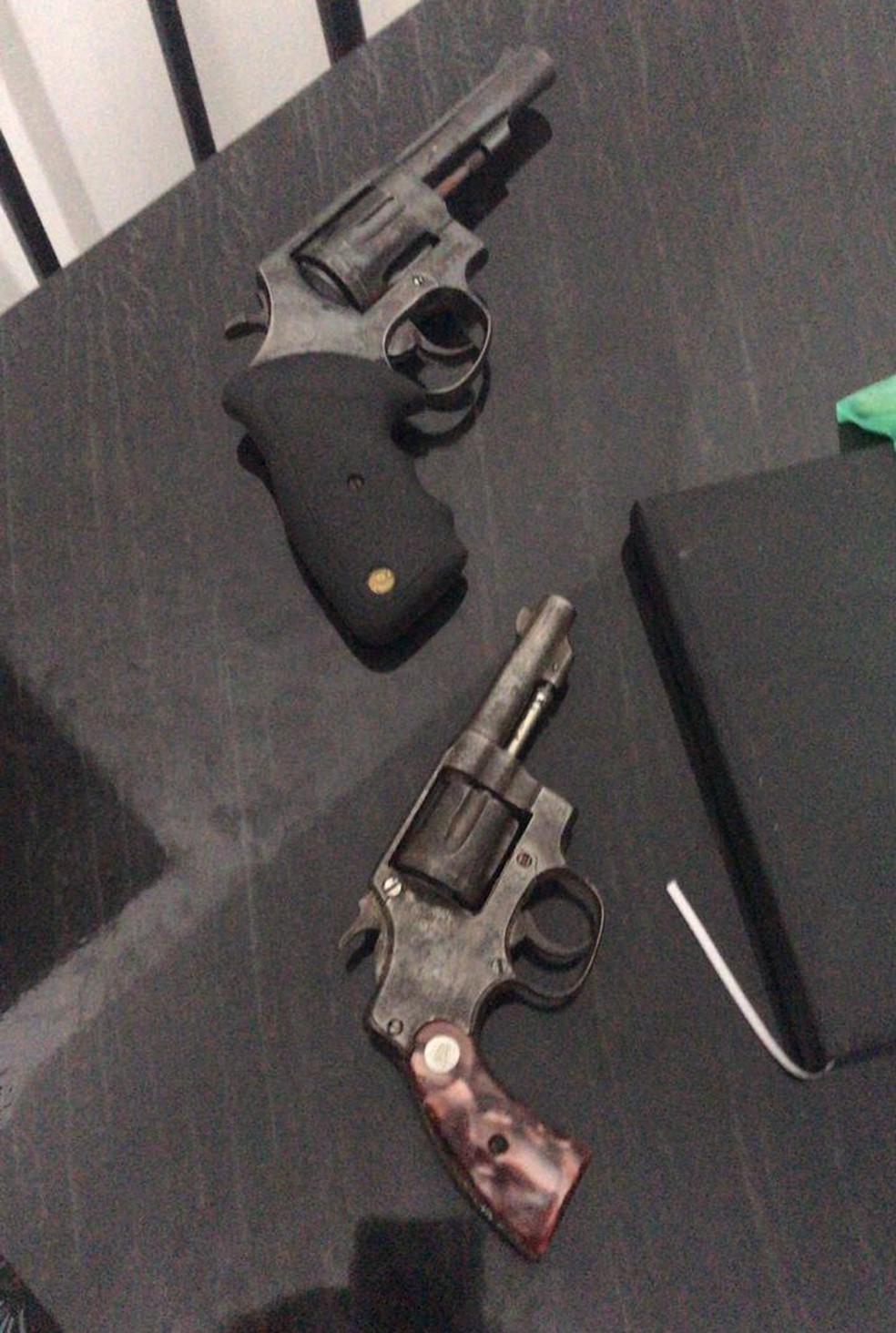 Armas encontradas na casa de Wellington Robson, em PaÃ§o do Lumiar â Foto: DivulgaÃ§Ã£o/PolÃ­cia Civil