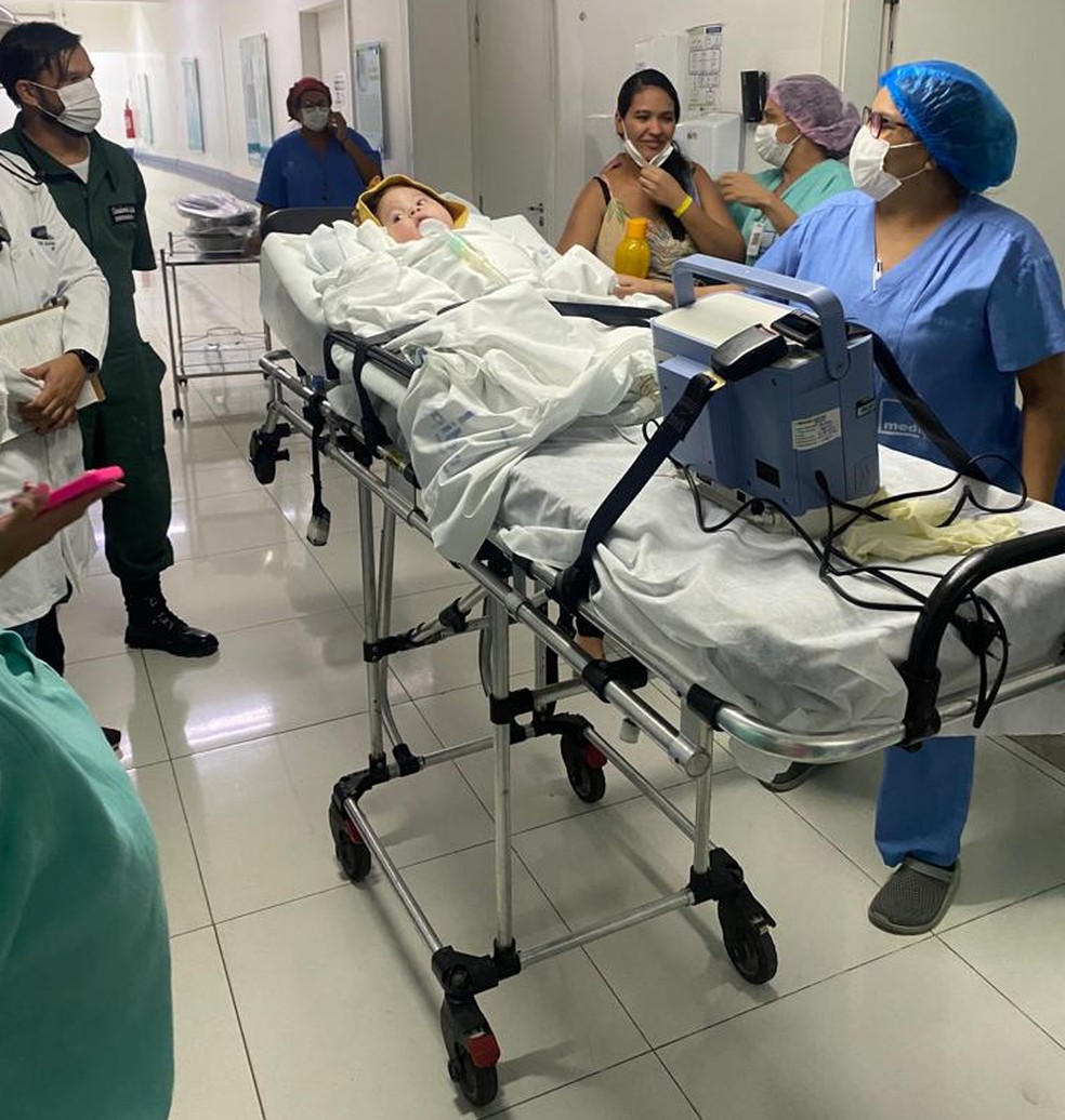 Adrian Emanuel voltou para casa em dezembro, depois de 8 meses em UTI — Foto: Cedida