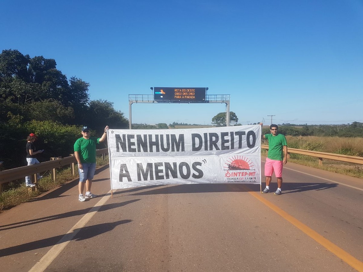Professores bloqueiam rodovia em MT por concurso, RGA e horas extras