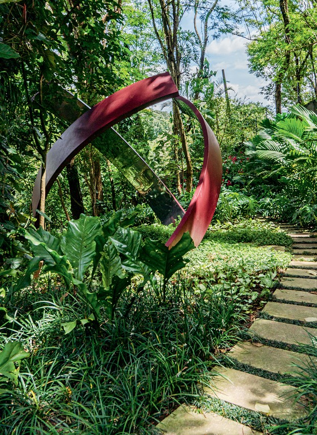 Escultura Casulo de Rodrigo Ohtake cercada por barba-de-serpente, antúrio gigante da Amazônia, singônio e pinanga-de-coroa (Foto: Victor Affaro / Ediora Globo)