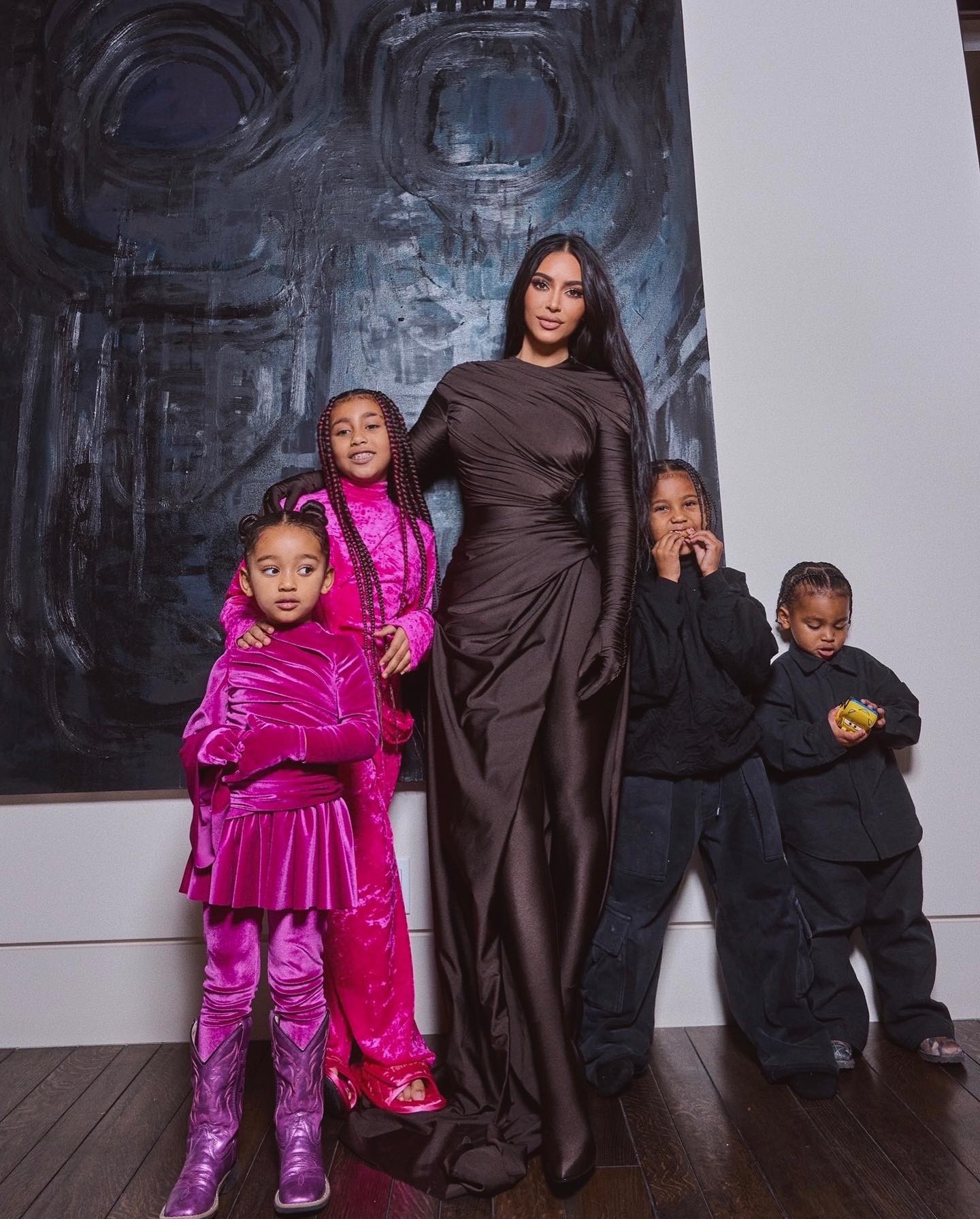 Kim Kardashian e os filhos North West, Chicago West, Psalm West, e Saint West (Foto: reprodução/instagram)