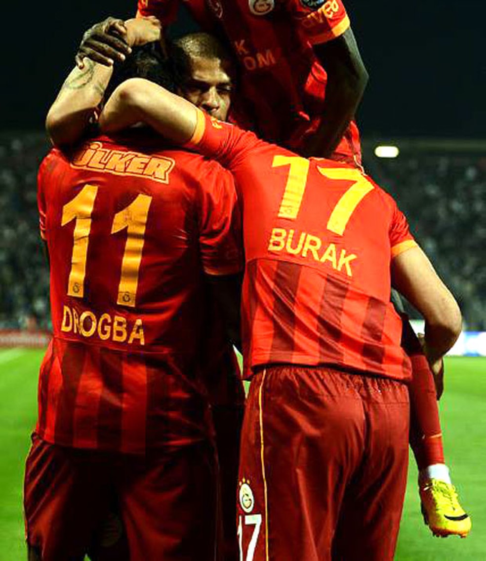Felipe Melo e Drogba em comemoração de gol pelo Galatasaray — Foto: Reprodução / Facebook