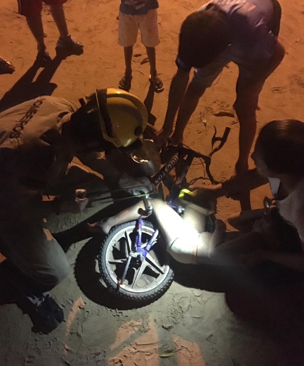 Equipe dos bombeiros foi chamada para cerrar a ferragem e soltar criança — Foto: Divulgação CBM/AC